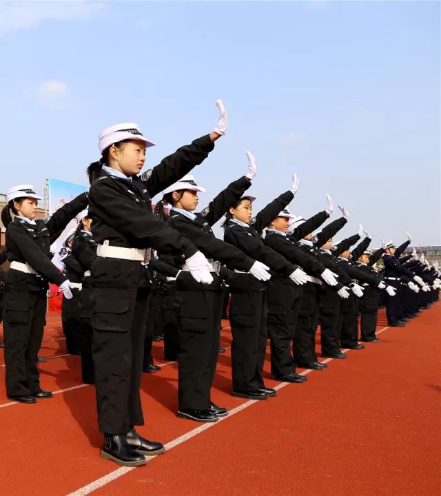 平博体育-乌克兰马里乌波尔唱歌的女兵对士气的启示
